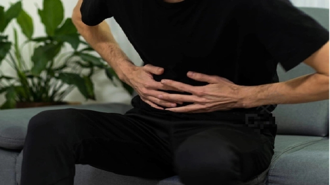 Đau bụng trên lan ra sau lưng, buồn nôn và nôn mửa là những triệu chứng điển hình của viêm tụy cấp (Ảnh minh họa)