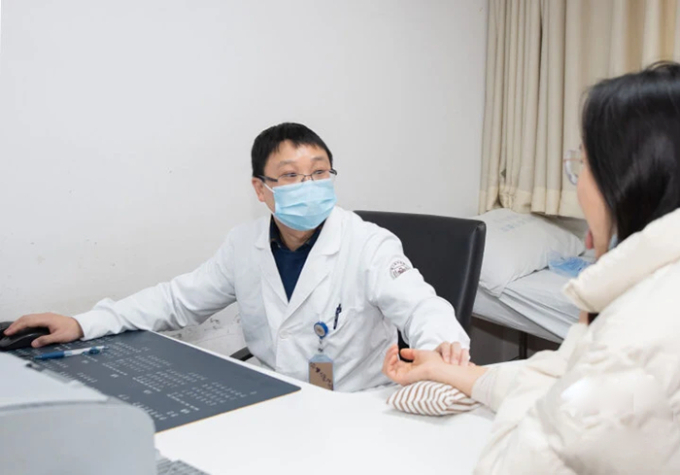   Bác sĩ Zheng Yizhi cảnh báo mùa đông dễ xảy ra tình trạng viêm môi, nhất là viêm môi dị ứng (Ảnh bác sĩ cung cấp)  