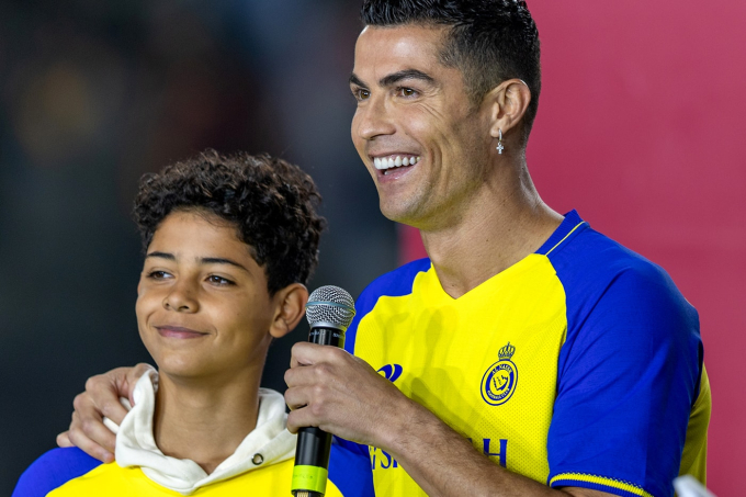 Con trai cả hứa hẹn nối nghiệp Ronaldo trong tương lai. Ảnh: Getty