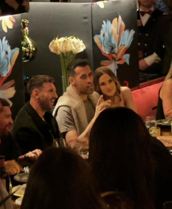 Messi came to dine with Alba, Busquets and some other friends. Photo: Getty