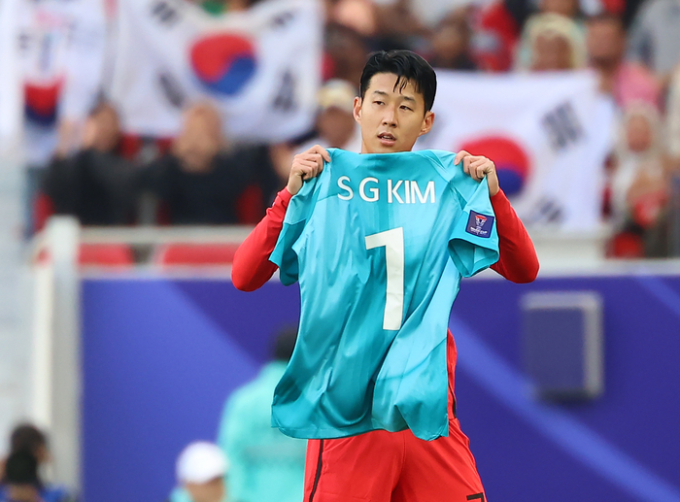 Son Heung-min tri ân Seung-gu khi ghi bàn vào lưới Jordan. Ảnh: Sport Gate