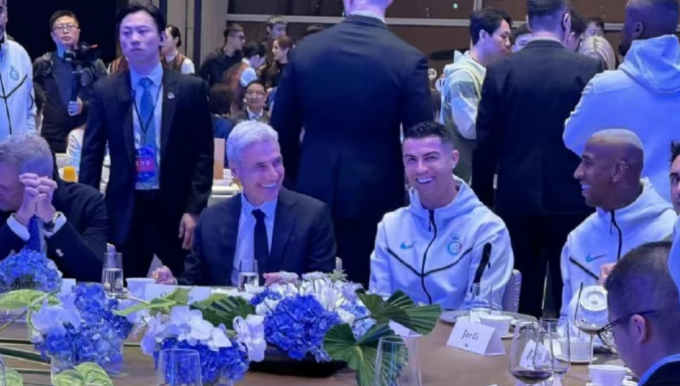 Ronaldo tươi cười trong bữa tiệc vào hôm 22/1. Ảnh: Sohu