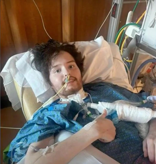 Jackson được nhập viện ngay lập tức vì nồng độ oxy thấp, đồng thời được chẩn đoán mắc bệnh Cúm 4 và viêm phổi kép