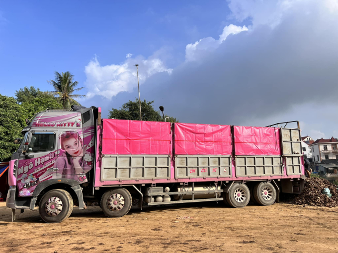 Chiếc xe tải màu hồng đặc trưng của Ngô Hạnh 