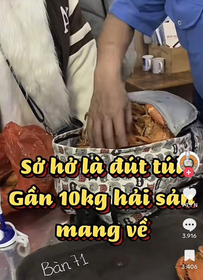 Hà Nội: Nhóm khách đi ăn buffet 'đút túi' 10kg hải sản mang về