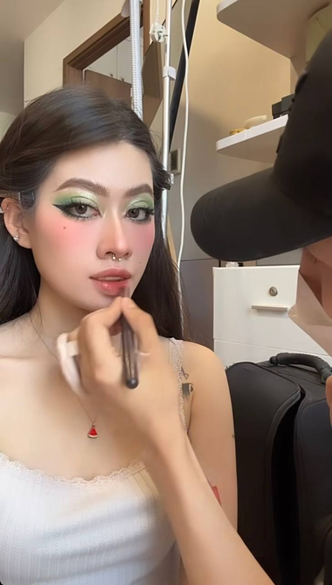 Kim Hấu - gương mặt nằm trong đề cử hạng mục Z-KOC của WeChoice Awards 2023 gây chú ý khi khoe visual nét căng, layout makeup cực kỳ nổi bật chuẩn bị dự Gala.