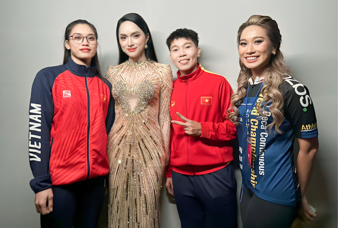 Hoa hậu Hương Giang cùng 3 vận động viên Nguyễn Thị Tâm, Kim Thanh và Thanh Vũ 