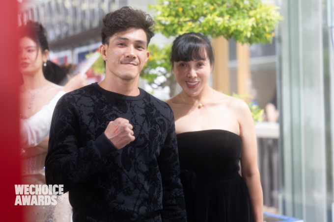 Đây là lần đầu tiên Duy Nhất cùng vợ đến dự Gala trao giải của WeChoice Awards. Ảnh: TEAM WECHOICE AWARDS