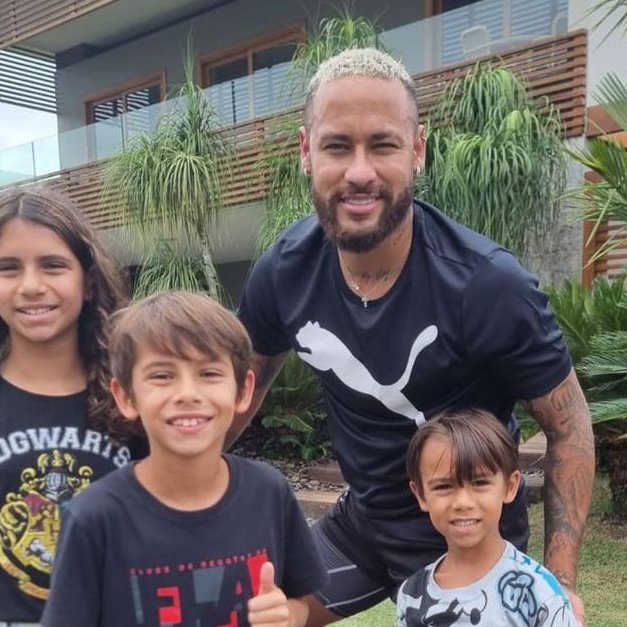 Bức hình của Neymar trong một sự kiện cách đây chưa lâu. Điều này cho thấy Neymar không hề tăng cân mất kiểm soát