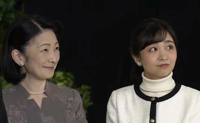 Trong khung hình khác bên cạnh mẹ là Công nương Kiko, Công chúa Nhật Bản cũng được cho là sở hữu khuôn thanh tú, vẻ ngoài dịu dàng, ngọt ngào từ chính người mẹ xinh đẹp của mình