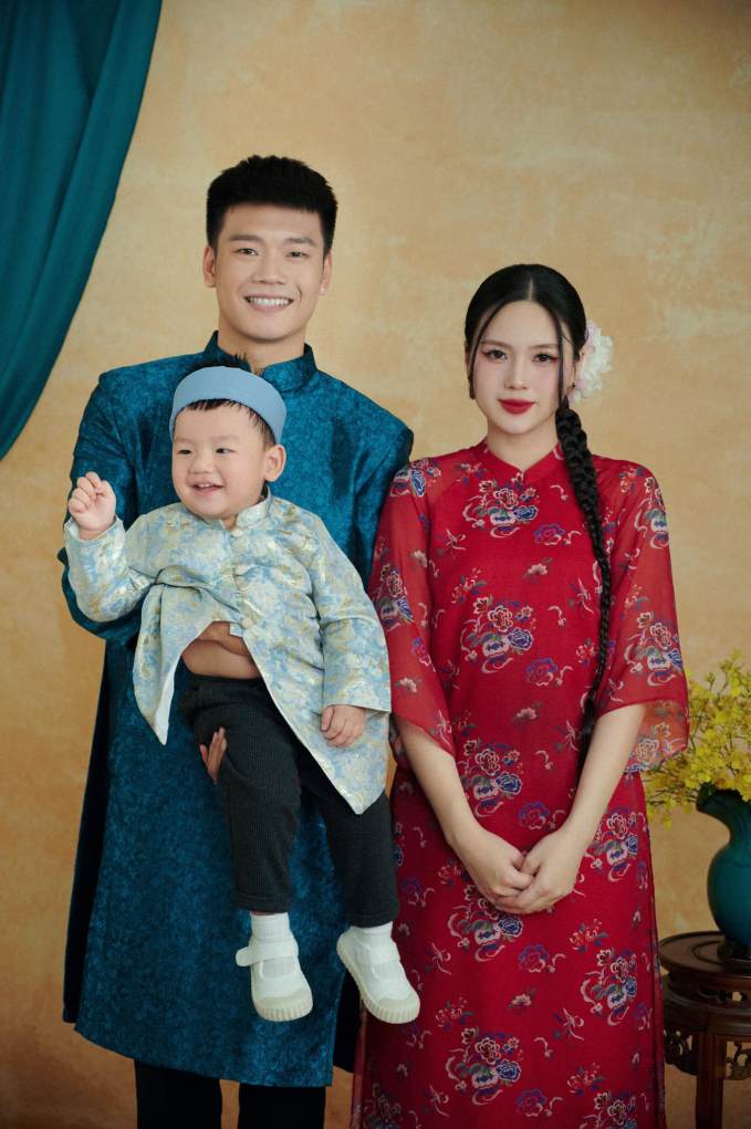 Trên trang cá nhân hậu vệ Nguyễn Thành Chung và vợ Ngô Tố Uyên vừa khoe bộ ảnh chuẩn bị đón tết năm 2024