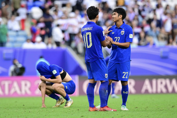 Tuyển Thái Lan buồn bã sau trận thua. Họ được kỳ vọng có thể làm nên chuyện tại giải đấu năm nay nhưng không thể tạo bất ngờ trước một Uzbekistan nhỉnh hơn