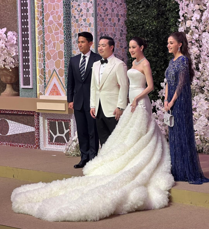 Hoàng tử Abdul Mateen và Anisha Rosnah tại đám cưới tỷ phú Thái Lan