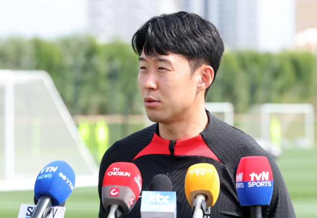 Son Heung-min trả lời phỏng vấn vào chiều 31/1. Ảnh: News 1