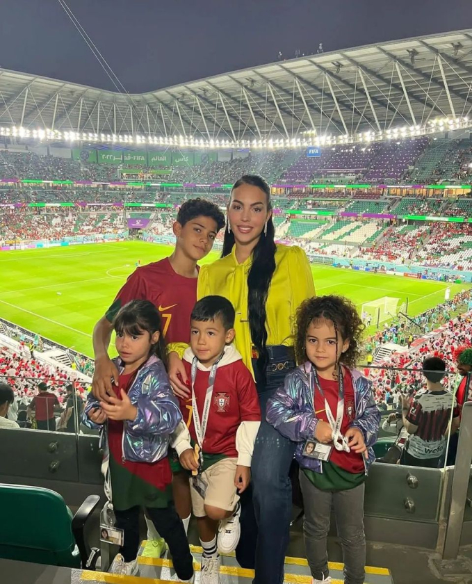 Georgina cùng các con đến xem Ronaldo thi đấu tại World Cup 2022