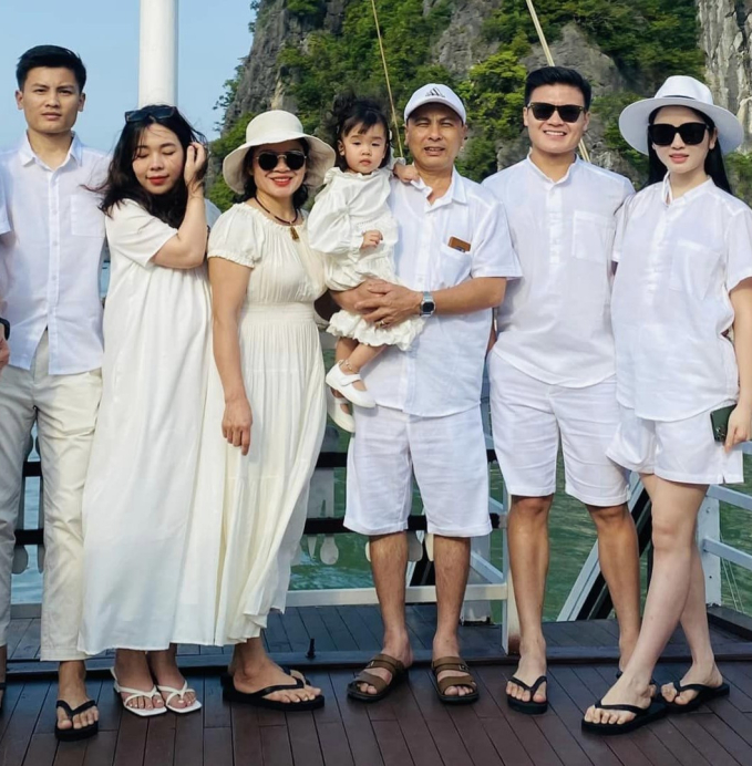 Chu Thanh Huyền đi du lịch cùng gia đình Quang Hải