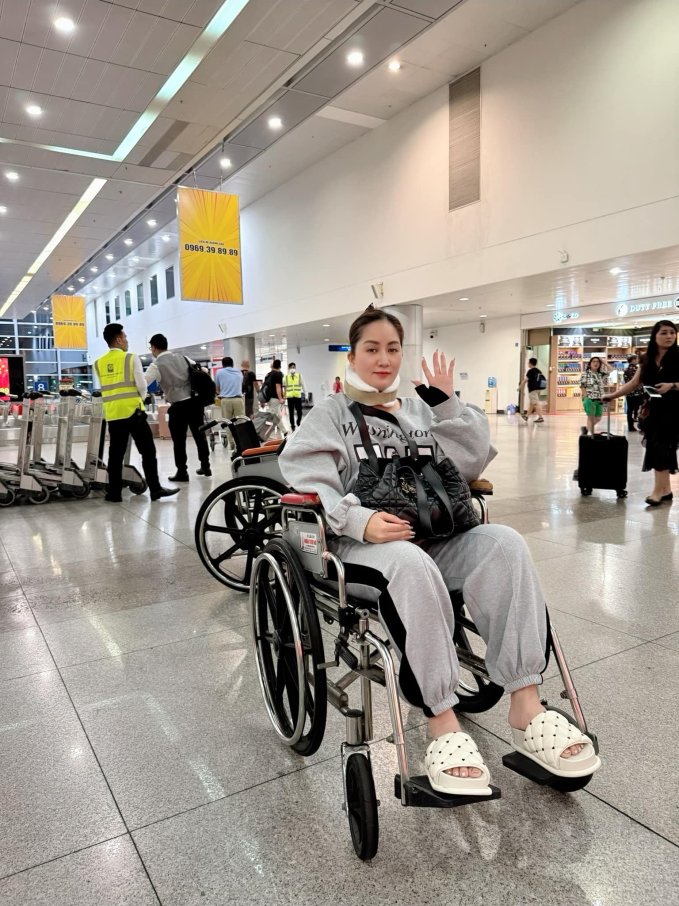 Khánh Thi phải ngồi xe lăn về nước sau ca phẫu thuật ở Singapore