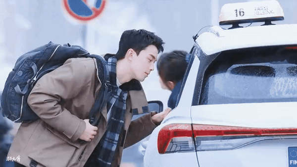 Nụ hôn trên ô tô gây sốt của Ngô Lỗi và Triệu Kim Mạch