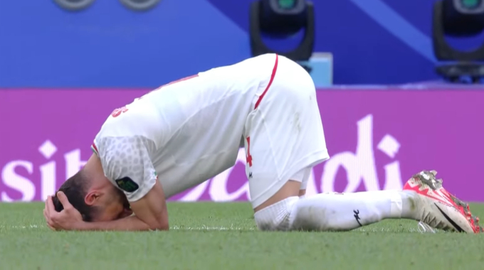 Sau khi vượt qua tuyển Nhật Bản với tỷ số 2-1 tại tứ kết Asian Cup 2023, các cầu thủ Iran đã không kìm được cảm xúc, đổ gục xuống sân bật khóc nức nở