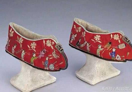   Giày cờ là giày truyền thống của người Mãn thời Thanh  