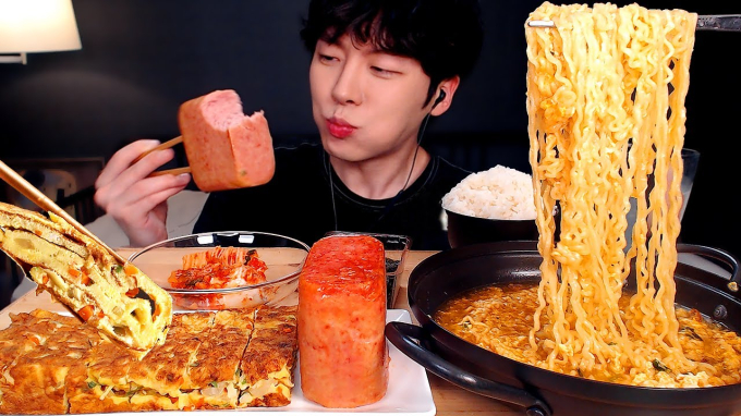 Spam được dùng kèm với nhiều món ăn và thường xuyên xuất hiện trong các video mukbang đồ ăn Hàn Quốc