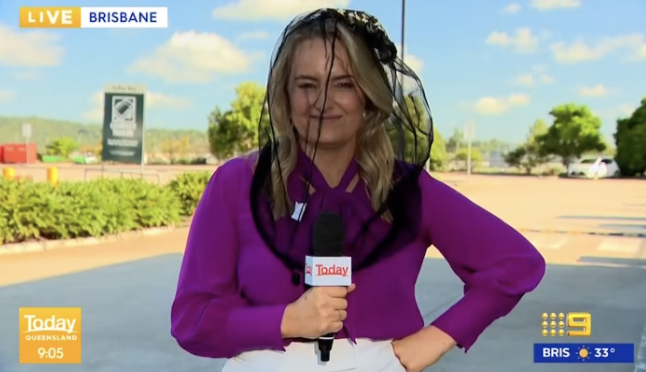 Chính Andrea cũng đã hài hước đeo thêm một chiếc mạn chống muỗi và xuất hiện ở bản tin tiếp theo