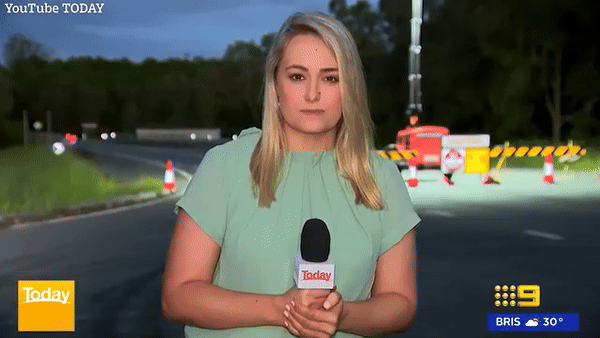 Nữ phóng viên tự tát vào mặt mình trong lúc đang lên sóng