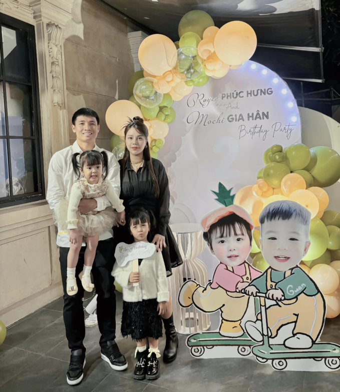 Bùi Tiến Dũng và Nguyễn Khánh Linh hạnh phúc bên hai con nhỏ