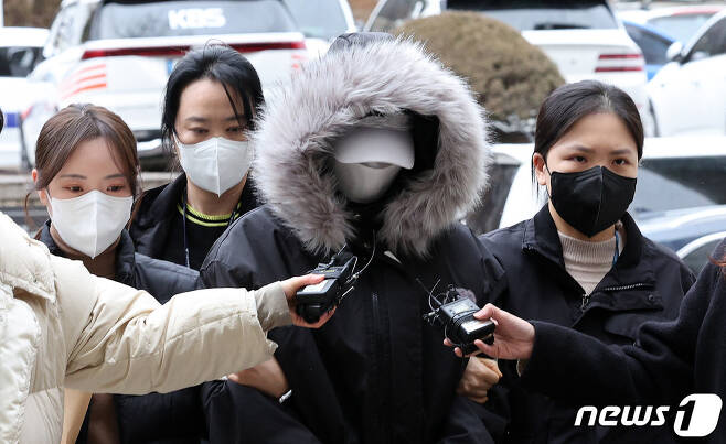 Sở cảnh sát Gangnam ở Seoul cho biết, vào ngày 05/02, nghi phạm đã xuất hiện tại Tòa án trung tâm quận Seoul để thẩm vấn với tư cách nghi phạm trước khi bắt giữ.