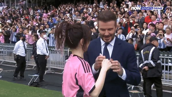 Nữ ca sĩ Đặng Tử Kỳ được David Beckham ký tặng