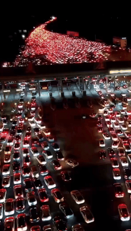 Hình ảnh đông đúc trên đường phố Trung Quốc trong kỳ Xuân vận 2024