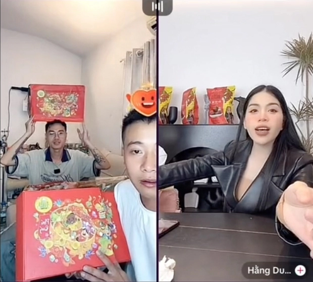Hằng Du Mục từng livestream giúp Quang Linh Vlogs bán quà Tết (Ảnh chụp màn hình)