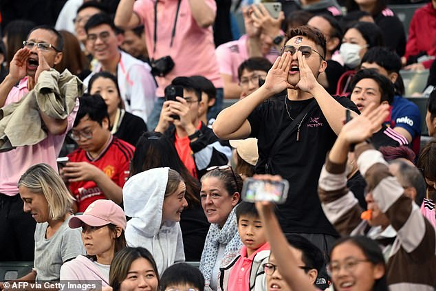 Người hâm mộ tại Hong Kong (Trung Quốc) phản đối sau khi Messi không ra sân ở trận đấu vừa qua