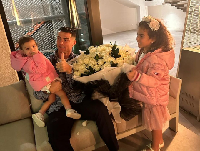 Ronaldo bên cạnh hai con gái