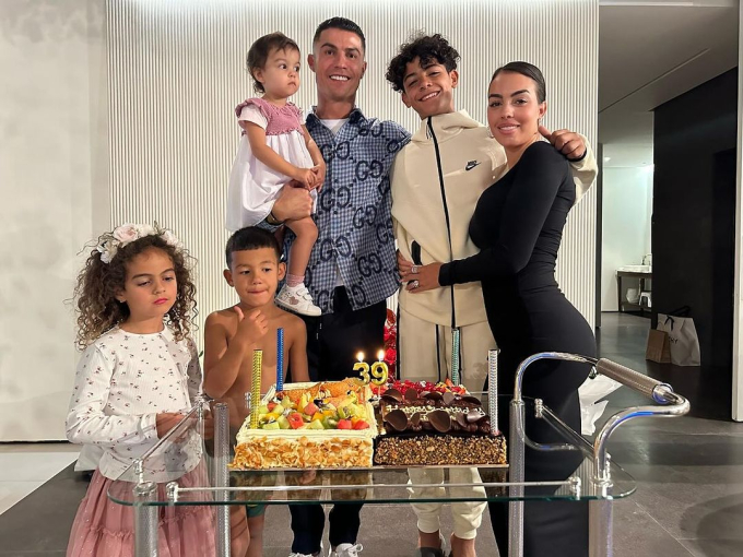 Ronaldo khoe hình ảnh đón sinh nhật lần thứ 39 cùng gia đình. Cậu con trai cả Ronaldo Jr gây chú ý vì đã cao gần bằng bố