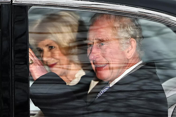 Vua Charles xuất hiện bên cạnh Hoàng hậu Camilla sau khi tin tức về bệnh tình của ông được đưa ra