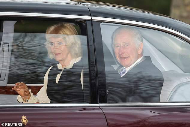Vua Charles và Hoàng hậu Camilla lộ diện sau thông báo về sức khỏe