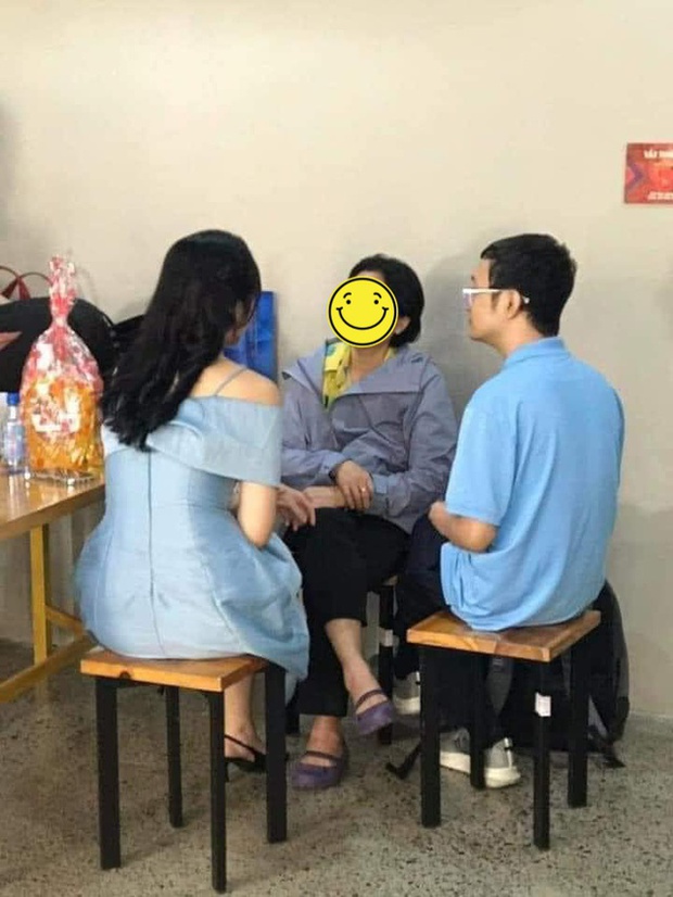 Bức ảnh Ngọc Lan ngồi nói chuyện với mẹ bạn trai được cộng đồng mạng lan truyền