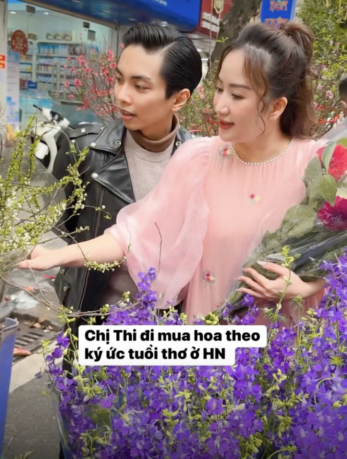 Khánh Thi giới thiệu với Phan Hiển về những loại hoa trong kí ức tuổi thơ của cô ở Hà Nội