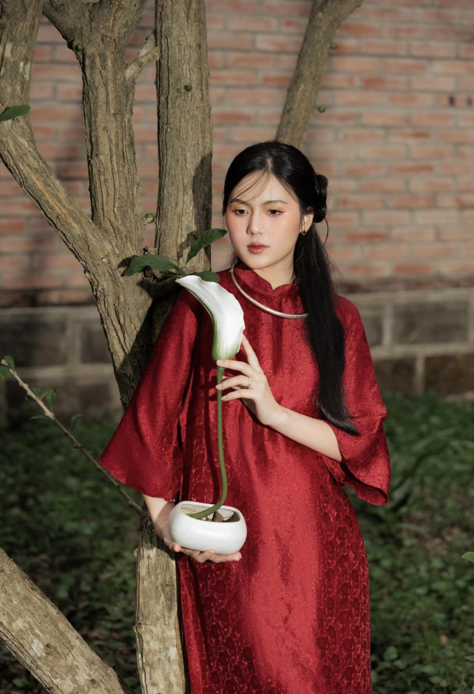 Ngô Tố Uyên - bà xã hậu vệ Nguyễn Thành Chung đón một cái tết rực rỡ với những bộ ảnh cực xinh