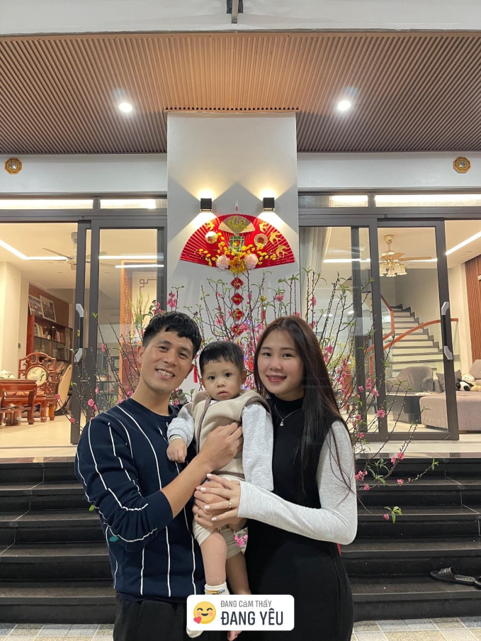 Vợ chồng Đình Trọng - Huyền Trang và con trai 