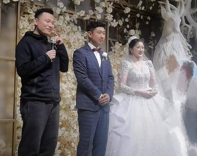 Cầu thủ Cao Lâm xuất hiện và phát biểu trong đám cưới của thầy cũ