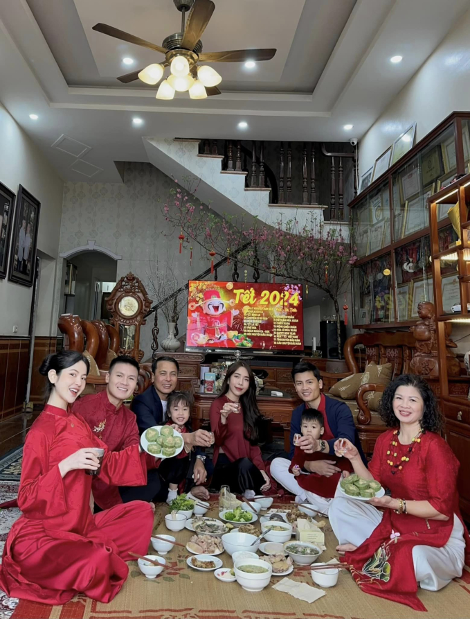 Nàng WAG Chu Thanh mở đầu bộ ảnh năm mới bằng khoảnh khắc quây quần bên bữa cơm tại nhà chồng. Thanh Huyền và Quang Hải diện áo dài đôi đỏ thắm, hạnh phúc đón cái tết đầu tiên khi trở thành vợ chồng