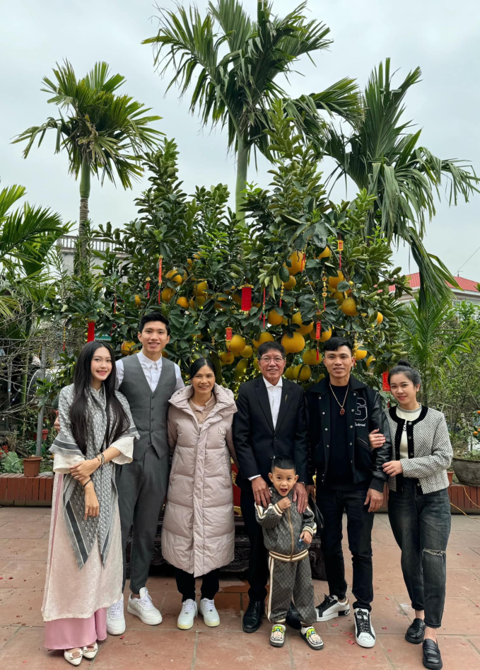 Vợ chồng Văn Hậu chụp ảnh tết cùng bố mẹ và gia đình anh trai