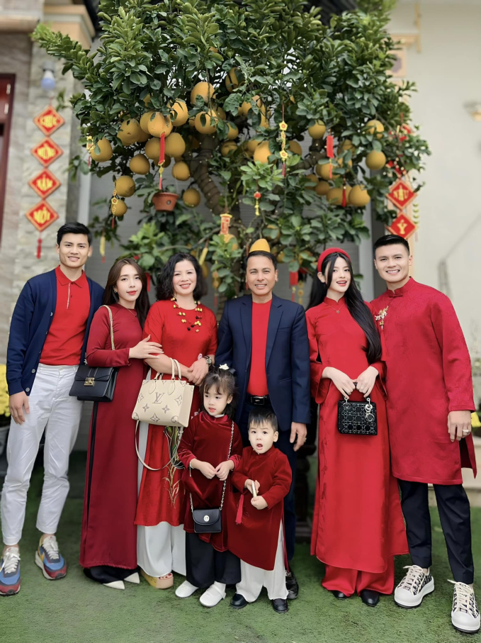 Cả gia đình Quang Hải cùng mặc áo đỏ 
