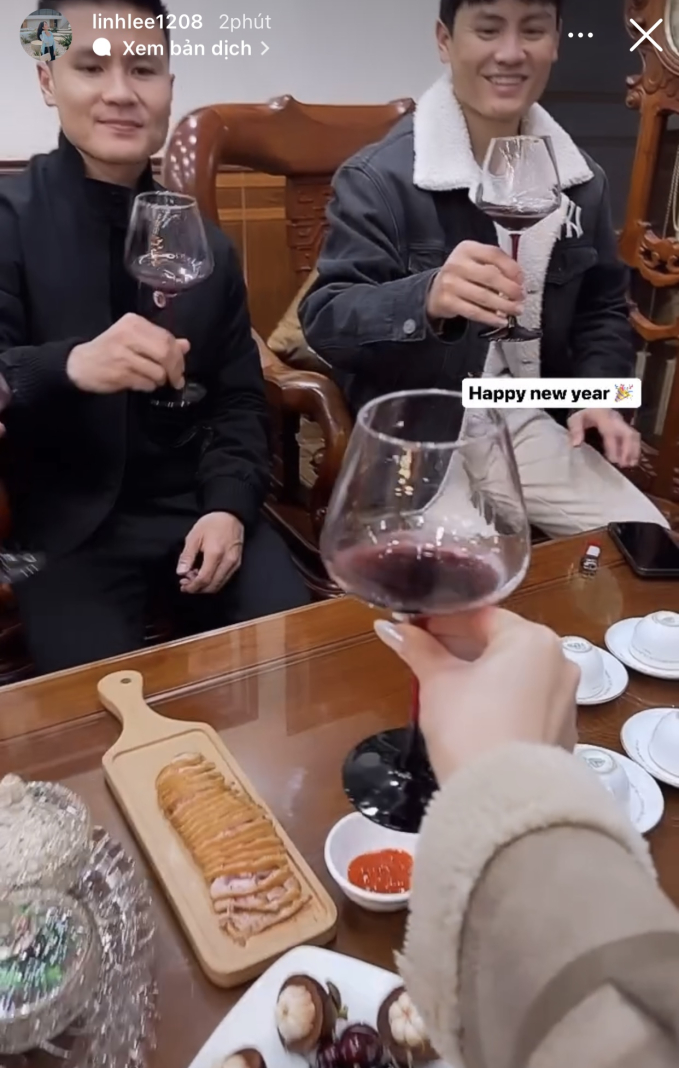 Gia đình Quang Hải cùng uống rượu vang đón tết 2024 