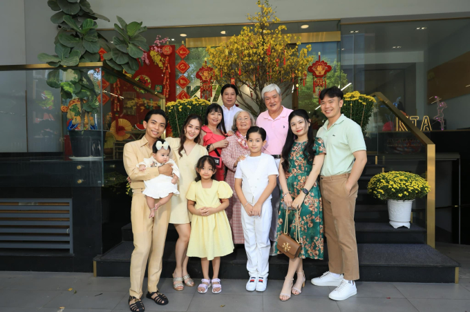 Nhà Khánh Thi - Phan Hiển chụp ảnh với gia đình 