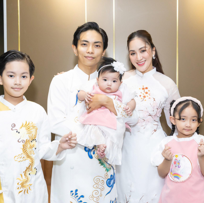 Năm mới 2024 gia đình Khánh Thi - Phan Hiển cùng mặc áo dài và gửi lời chúc năm mới đến mọi người 