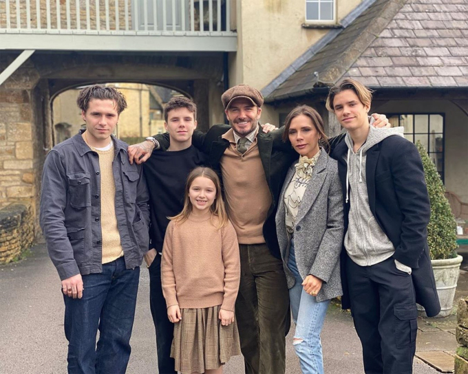 Cả gia đình Beckham chụp hình trước căn hộ của gia đình ở Cotswolds