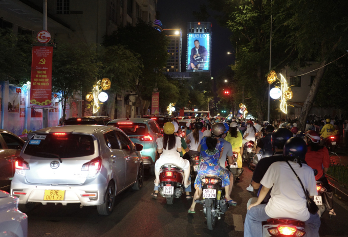 Hình ảnh xe cô đông đúc tại đường Lê Lợi, quận 1. 